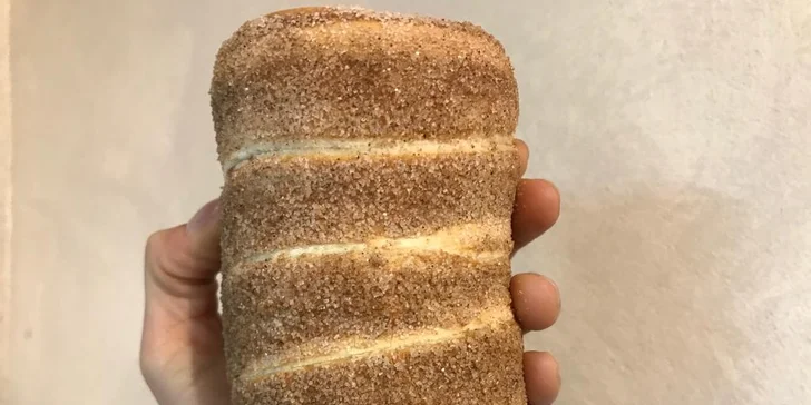 Horký nápoj a trdelník s čokoládou nebo se zmrzlinou pod Pražským hradem