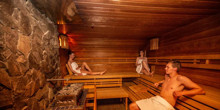 Ve wellness je bazén, vířivka a saunový svět.