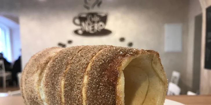 Nápoj a trdelník s čokoládou nebo se zmrzlinou pod Pražským hradem