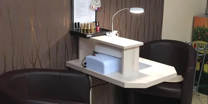 Základní manikúra s lakováním barevnými gel-laky zpevněnémi v UV lampě