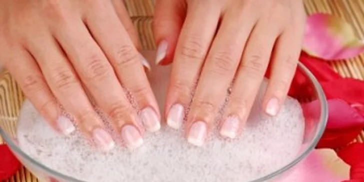 330 Kč za modeláž nehtů s vůní zeleného jablka v původní hodnotě 730 Kč