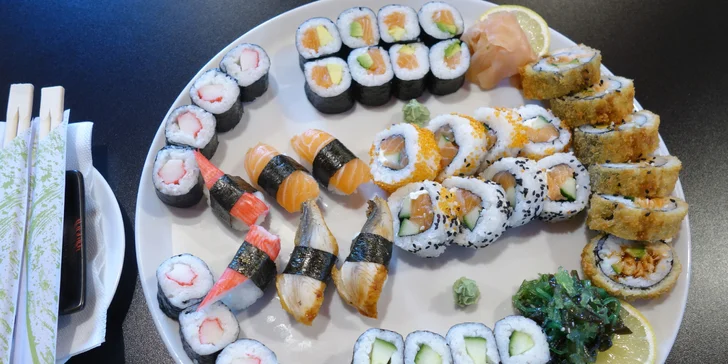 Asijská restaurace: 30 až 60 ks sushi s wasabi, zázvorem a sushi salátem