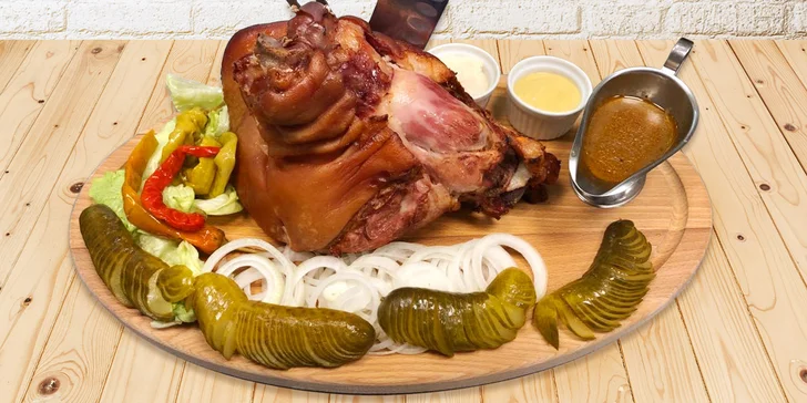 2 kg pečeného vepřového kolena s oblohou, omáčkami a chlebem pro 2–4 os.