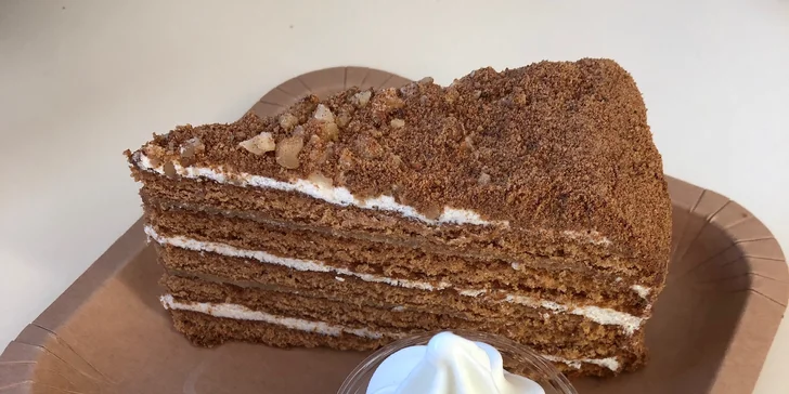 Medovník s mraženým jogurtem a karamelové Latte se šlehačkou v OC Harfa