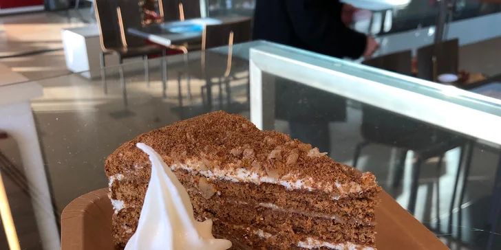 Medovník s mraženým jogurtem a karamelové Latte se šlehačkou v OC Harfa
