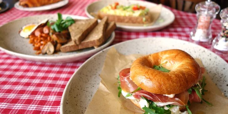 Snídaňové menu dle výběru: anglická i italská snídaně, ovesná kaše i bagel