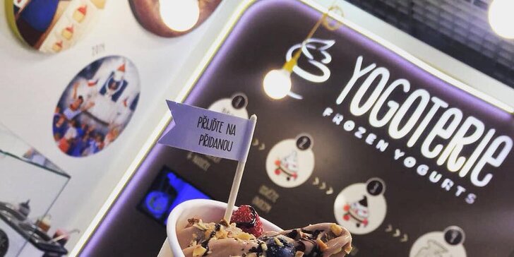 Zdravé mlsání: 200 gramů frozen yogurtu s ovocem a posypy dle vaší fantazie