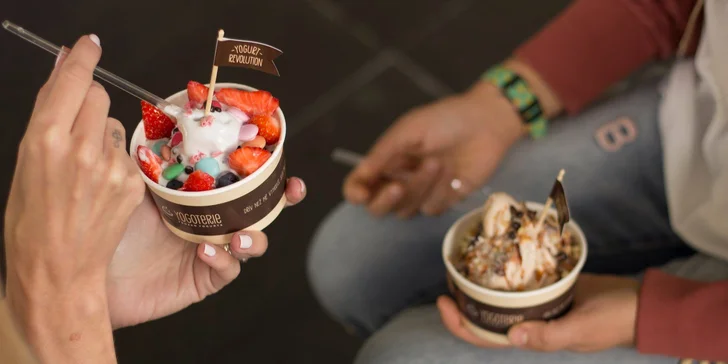 Zdravé mlsání: 200 gramů frozen yogurtu s ovocem a posypy dle vaší fantazie