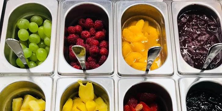 Zdravé mlsání: 200 gramů frozen yogurtu s ovocem a posypy dle vaší fantazie