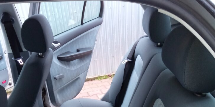 Důkladná péče o vaše auto: čištění interiéru i tepování sedadel