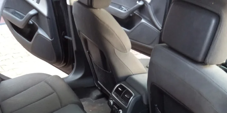 Důkladná péče o vaše auto: čištění interiéru i tepování sedadel