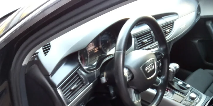 Důkladná péče o vaše auto: čištění interiéru i tepování sedadel