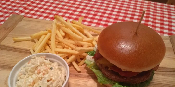200g burger z anguse, hranolky a salát coleslaw pro 1 i 2 osoby