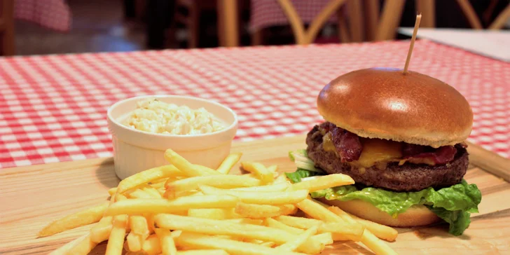 200g burger z anguse, hranolky a salát coleslaw pro 1 i 2 osoby