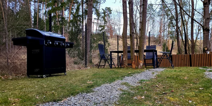 Príjemné večery môžete tráviť na záhradke s vonkajším posedením a grilom.