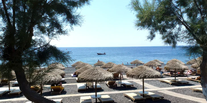 Hotel najdete na Santorini jen 30 metrů od slavné pláže Kamari.