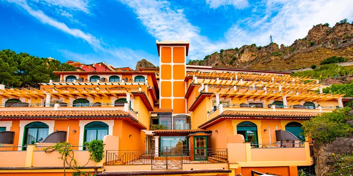 Hotel se nachází na útesu pod vesničkou Forza d’Agrò.