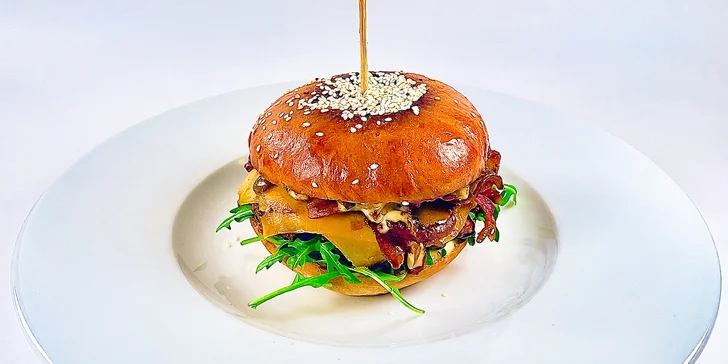Hlavní chody dostanete dva, kromě ryby také hovězí miniburger. 