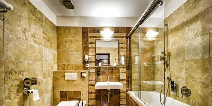 Pokud vám nestačí sprchový kout, tak v apartmánu najdete koupelnu s hydromasážní vanou. 