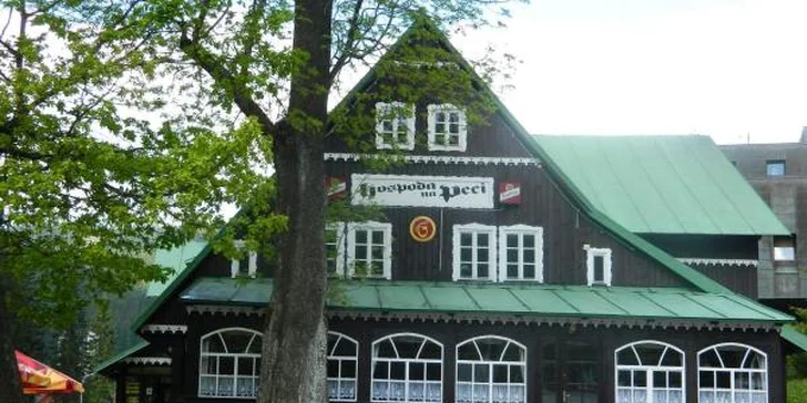 Chalupa stojí přímo v centru Peci pod Sněžkou.