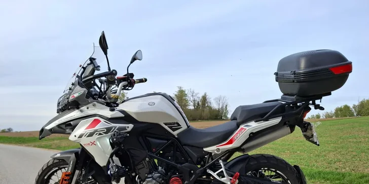 Nemusíte řešit kauci, motorku lze vrátit v kteroukoliv denní dobu, nemusíte ji mýt ani tankovat a po každé jízdě získáte slevový kód na příště.