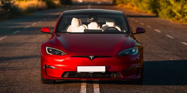 Tesla Model S Plaid má 1 020 koní a 100 km/hod. pokoří za 2,1 s.