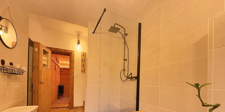 Kromě relaxační místnosti tu najdete saunu a venkovní vířivku.