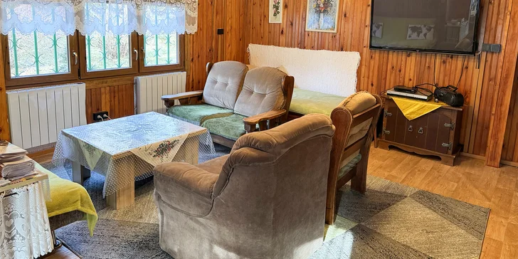 Na prízemí sa nachádza spoločenská miestnosť s televíziou a posedením.