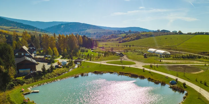 Resort ORAVSKÝ HÁJ**** vzdialený 1,7 km od Hotela Brezovica**.