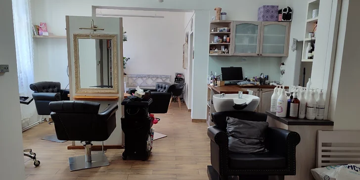 V salonu se věnují i speciálním technikám péče o vlasy.