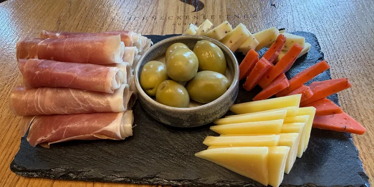 Pri rozšírenom variante zažijete aj ukážku sabráže, ochutnávku destilátov a antipasti tanier.