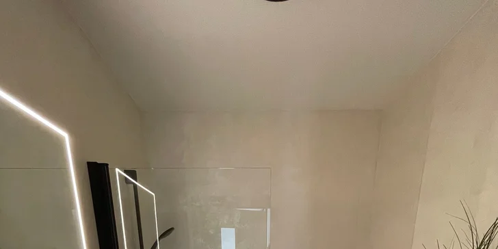Nechýba ani kúpeľňa s vaňou a toaletou.