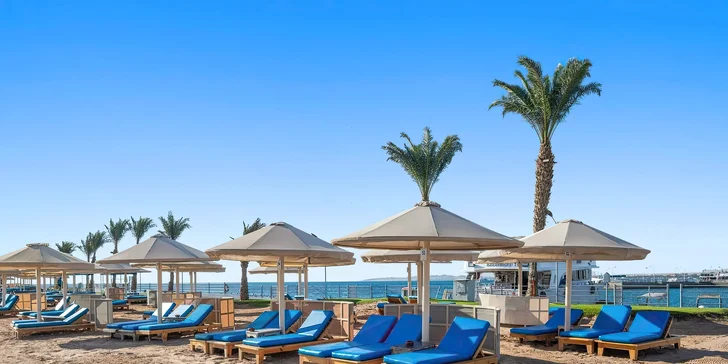 Písčitá pláž se nachází cca 600 m od hotelu.