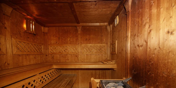V relax centru je klasická a finská sauna, bazén s protiproudem a relaxační lavice v bazénu.