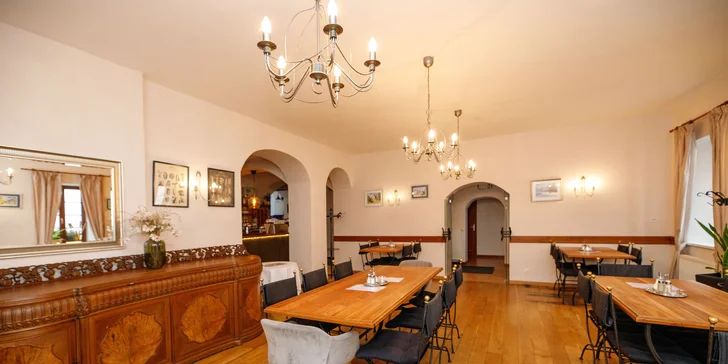 V restauraci si pochutnáte na snídaních a dvouchodových večeřích.