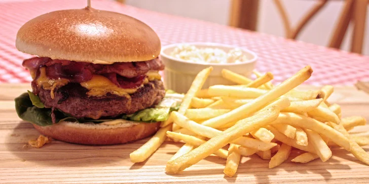 200g burger z anguse, hranolky a salát coleslaw pro 1 i 2 osoby