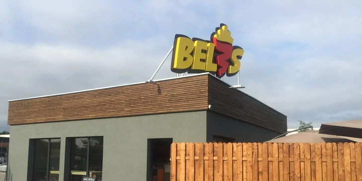 Burger či šťavnatá žebra s hranolky, omáčkou a domácí limonádou