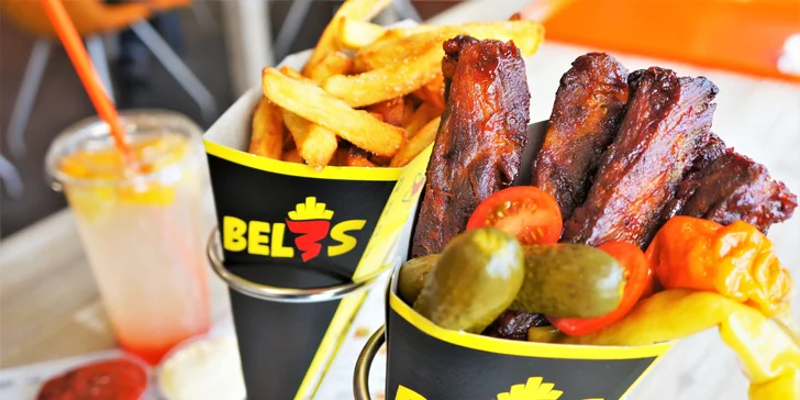 Burger či šťavnatá žebra s hranolky, omáčkou a domácí limonádou