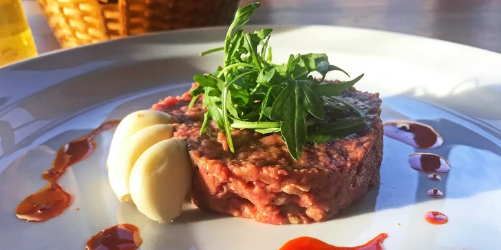 Čerstvě namíchaný tatarák s paprikovým olejem: 300 nebo 500 g s topinkami