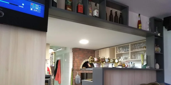 Pizza z pece U Pepy: výběr ze 6 druhů s mozarellou a šunkou nebo paprikášem