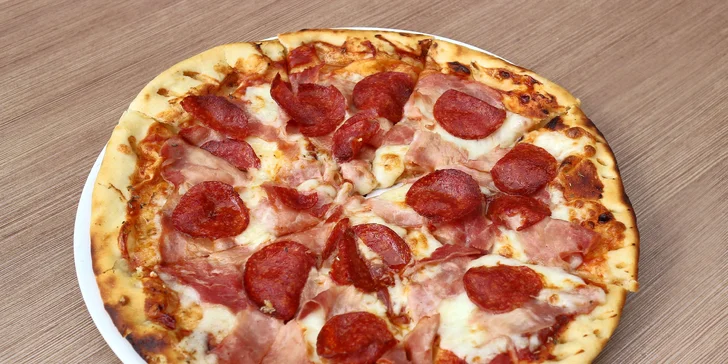 Pizza z pece U Pepy: výběr ze 6 druhů s mozarellou a šunkou nebo paprikášem