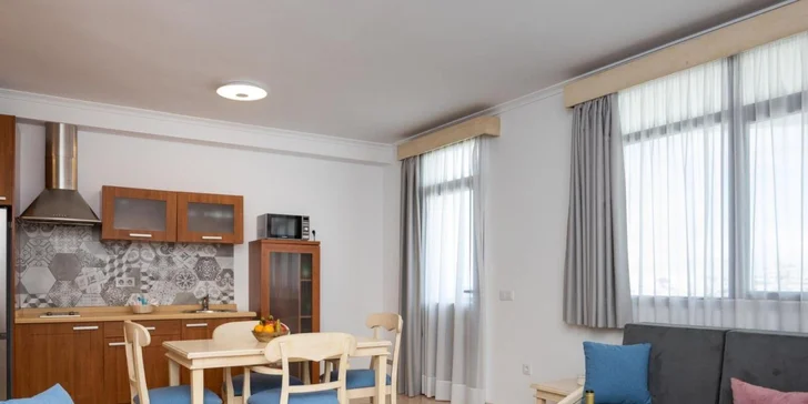 Každý apartmán disponuje vlastní plně vybavenou kuchyní s varnou deskou, mikrovlnkou, toustovačem a kávovarem. 