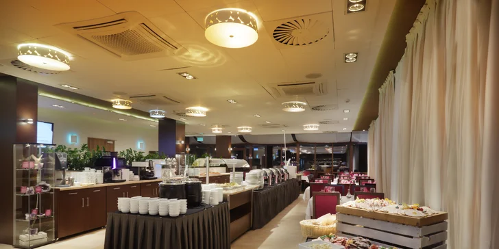 Restaurace se nachází v budově Ametyst. 