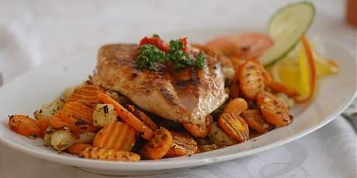 Kuřecí steak s teplou zeleninou, hranolky, obloha v hodnotě 133 Kč