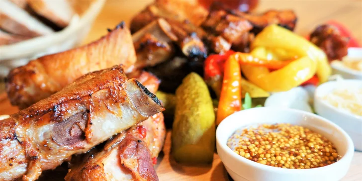 Pořádné jídlo: 1 kg pečených vepřových žeber, zelenina, omáčky a chleba
