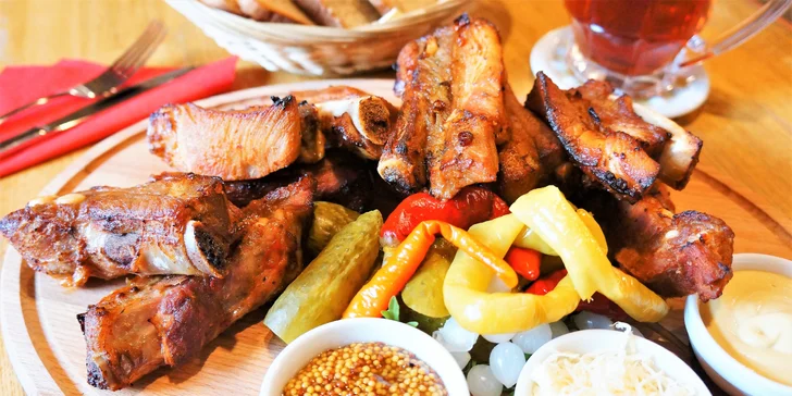 Pořádné jídlo: 1 kg pečených vepřových žeber, zelenina, omáčky a chleba