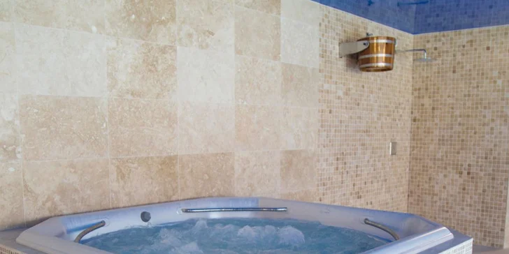 K dispozici vám je bazén s perličkovými schody, whirlpool a romantická parní sauna.