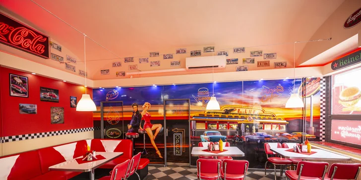 Hovězí burger s cibulovými kroužky, steakovými hranolkami a dipem pro dva