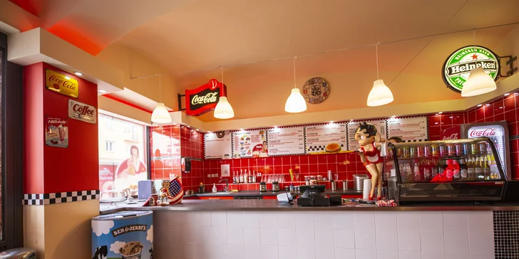Hovězí burger s cibulovými kroužky, steakovými hranolkami a dipem pro dva