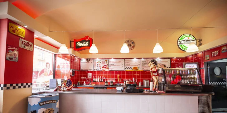 Hovězí burger s cibulovými kroužky, steakovými hranolkami a dipem pro dva
